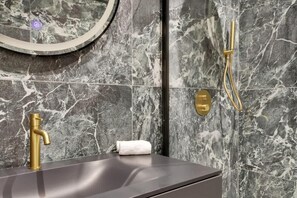 Shower, hair dryer - A Charming 2-BR/2BA - Montorgueil (Paris)