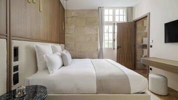 Tabla de planchar con plancha, cuna de viaje, wifi y ropa de cama