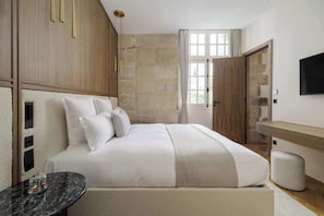 Tabla de planchar con plancha, cuna de viaje, wifi y ropa de cama