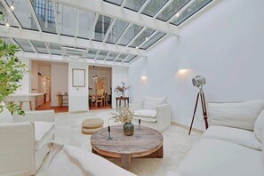TV, offices - A Breathtaking 2-BR/1Ba - Gobelins (Paris)