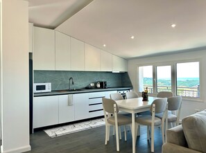 Geladeira, micro-ondas, fogão, cooktop