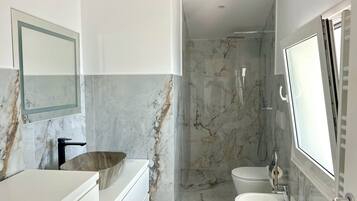 Dusche, Haartrockner, HandtĂŒcher, Seife