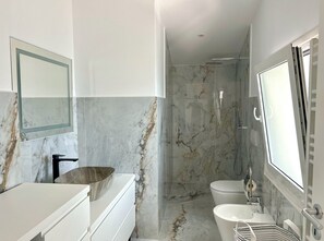 Shower, hair dryer, towels, soap - Ishem • Penthouse • Free Wi-Fi • 2 Balconies • Green View • Garden •Pet-Friendly (Ishëm)