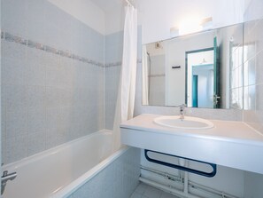 Bathroom - Apartment with sea view, sleeps 8, terrace (Agde)