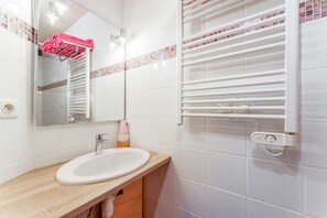 Shower, hair dryer, towels - Guest Room 'Laurier Rose' with Shared Pool, Wi-Fi, and Air Conditioning (Piolenc)