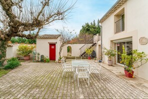 Outdoor dining - Guest Room 'Laurier Rose' with Shared Pool, Wi-Fi, and Air Conditioning (Piolenc)