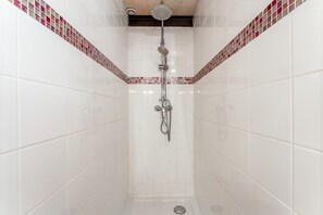 Shower, hair dryer, towels - Guest Room 'Laurier Rose' with Shared Pool, Wi-Fi, and Air Conditioning (Piolenc)