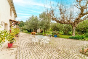 Outdoor dining - Guest Room 'Laurier Rose' with Shared Pool, Wi-Fi, and Air Conditioning (Piolenc)