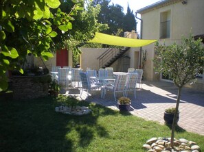 Outdoor dining - Guest Room 'Laurier Rose' with Shared Pool, Wi-Fi, and Air Conditioning (Piolenc)