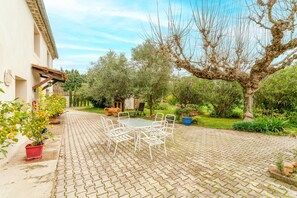 Outdoor dining - Guest Room “Chambre Bleuet” with Shared Pool, Wi-Fi, and Air Conditioning (Piolenc)
