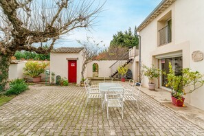 Outdoor dining - Guest Room “Chambre Bleuet” with Shared Pool, Wi-Fi, and Air Conditioning (Piolenc)