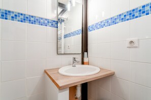 Shower, hair dryer, towels - Guest Room “Chambre Bleuet” with Shared Pool, Wi-Fi, and Air Conditioning (Piolenc)