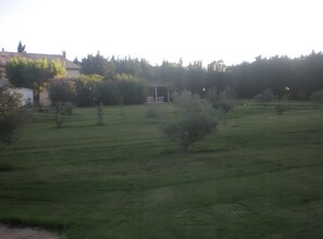 Property grounds - Guest Room “Chambre Bleuet” with Shared Pool, Wi-Fi, and Air Conditioning (Piolenc)