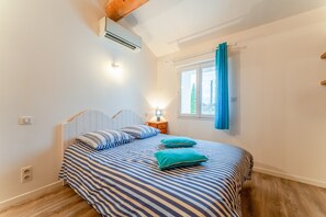 WiFi, bed sheets - Guest Room “Chambre Bleuet” with Shared Pool, Wi-Fi, and Air Conditioning (Piolenc)