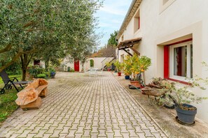 Terrace/patio - Guest Room “Chambre Olive Verte” with Shared Pool, Wi-Fi, and Air Conditioning (Piolenc)