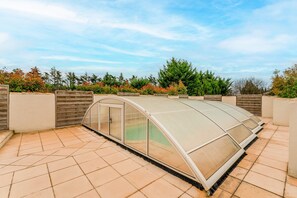 Terrace/patio - Guest Room “Chambre Olive Verte ” with Shared Pool, Wi-Fi, and Air Conditioning (Piolenc)