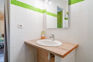 Dusche, Haartrockner, Handtücher