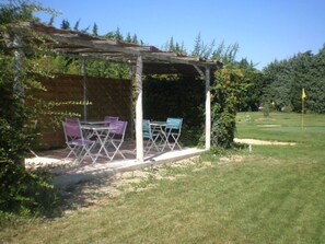 Outdoor dining - Guest Room “Chambre Olive Verte” with Shared Pool, Wi-Fi, and Air Conditioning (Piolenc)