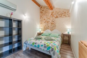 WiFi, bed sheets - Guest Room “Chambre Olive Verte” with Shared Pool, Wi-Fi, and Air Conditioning (Piolenc)
