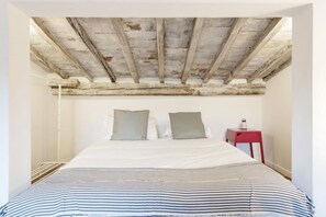 2 habitaciones y tabla de planchar con plancha 