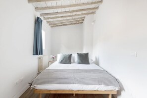 2 habitaciones y tabla de planchar con plancha 
