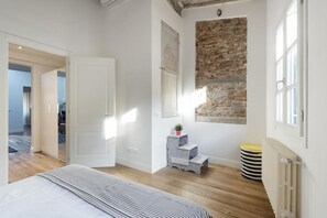 2 habitaciones y tabla de planchar con plancha 