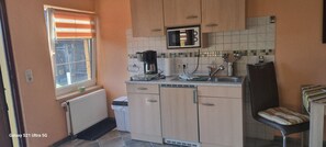 Fridge, microwave, stovetop, coffee/tea maker - Apartment 'Ostseekrabbe 3' with Private Terrace and Wi-Fi (Prerow)