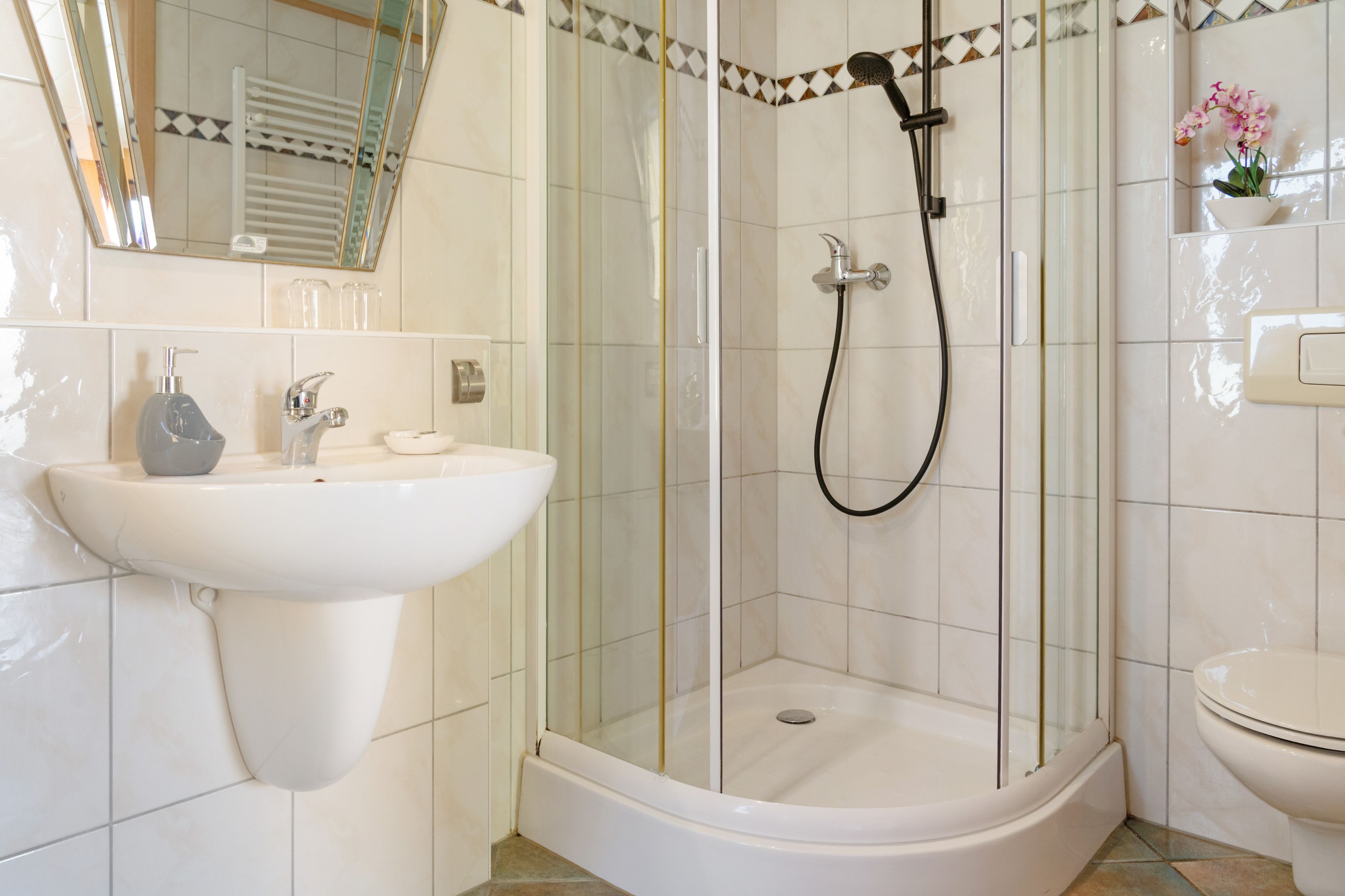 Dusche, kostenlose Toilettenartikel, Haartrockner, Handtücher