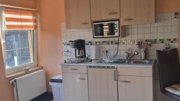 Réfrigérateur, micro-ondes, plaque de cuisson, cafetiÚre/bouilloire