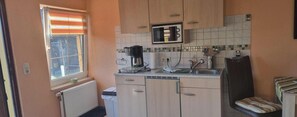 Geladeira, micro-ondas, cooktop, cafeteira/chaleira