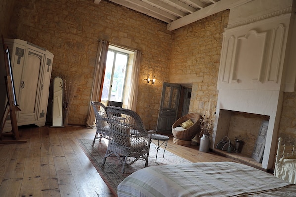 Habitación Royal, varias camas, vista al jardín | Espacio para trabajar con laptop 