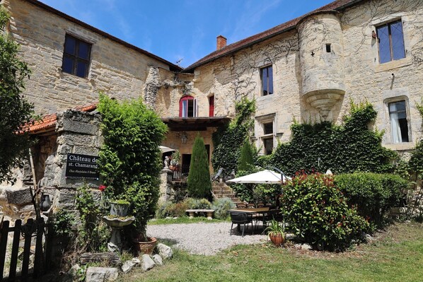 Front of property - Château de Saint Chamarand (Saint-Chamarand)