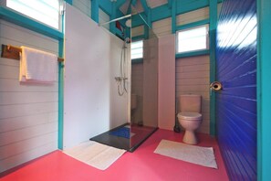 Een douche, een haardroger, handdoeken, toiletpapier