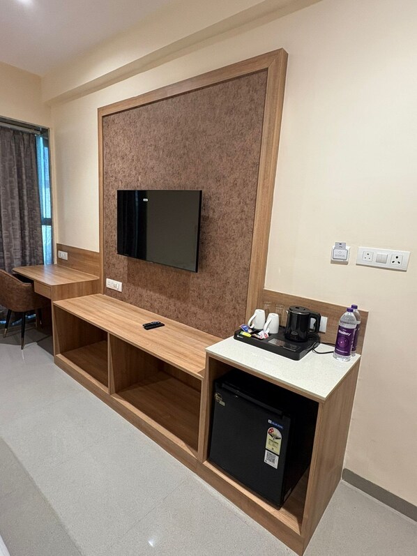 Executive Room | Iron/ironing board, free WiFi - Hotel Maheshwaram Vijay Nagar Indore (Indore)