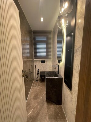 Een haardroger, handdoeken, zeep, toiletpapier