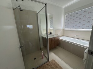 Dusj, håndklær, såpe og toalettpapir