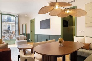 TV, offices - A Glowing 3BR/3BA with Services in Opéra (Paris)