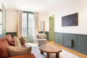 TV, offices - A Glowing 3BR/3BA with Services in Opéra (Paris)