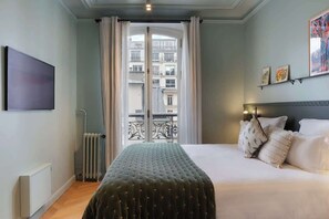 Iron/ironing board, travel cot, WiFi, bed sheets - A Glowing 3BR/3BA with Services in Opéra (Paris)