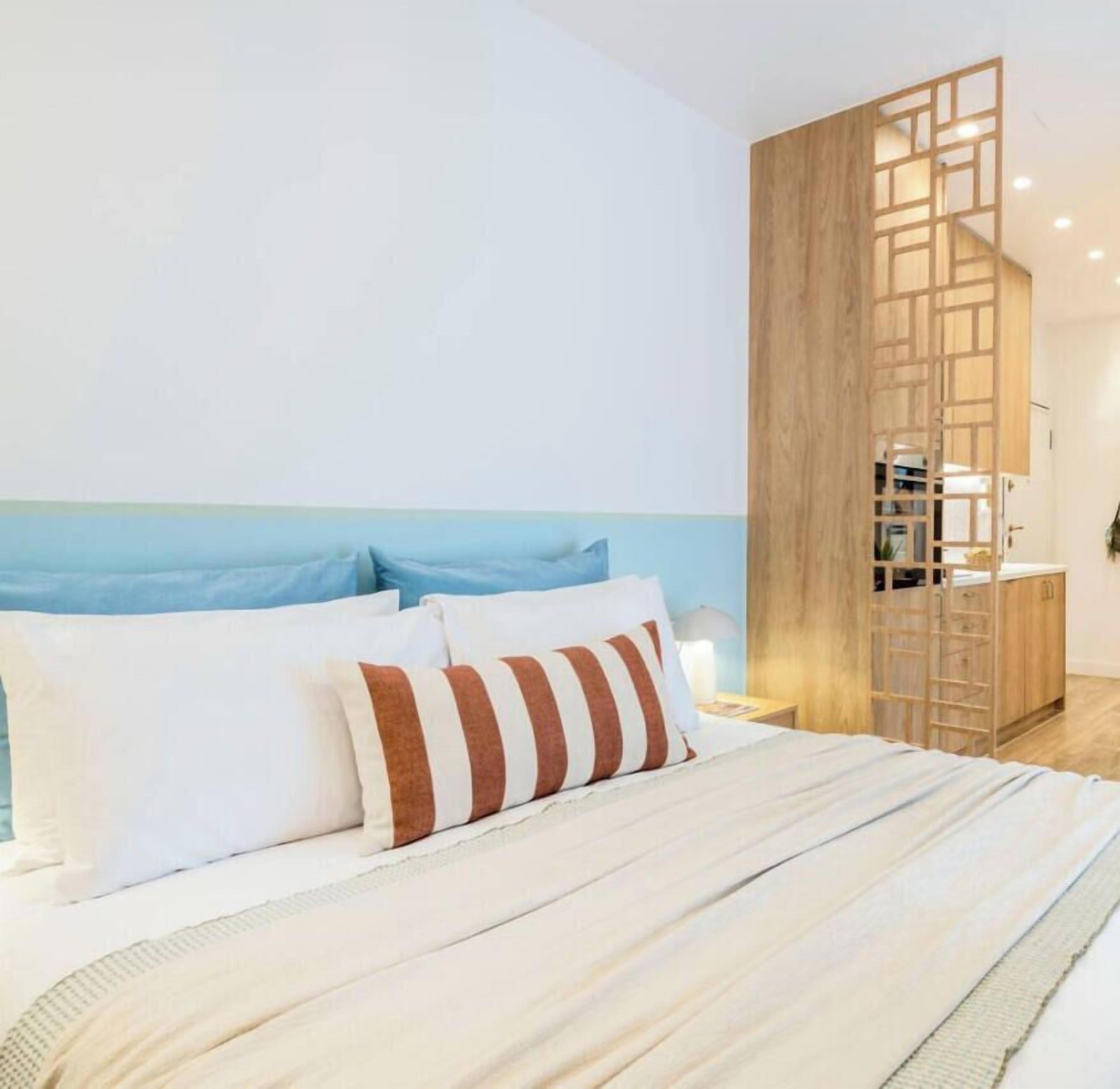 Desk, iron/ironing board, WiFi, bed sheets