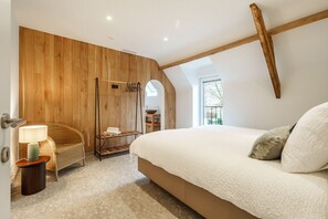 8 bedrooms, desk, iron/ironing board, WiFi