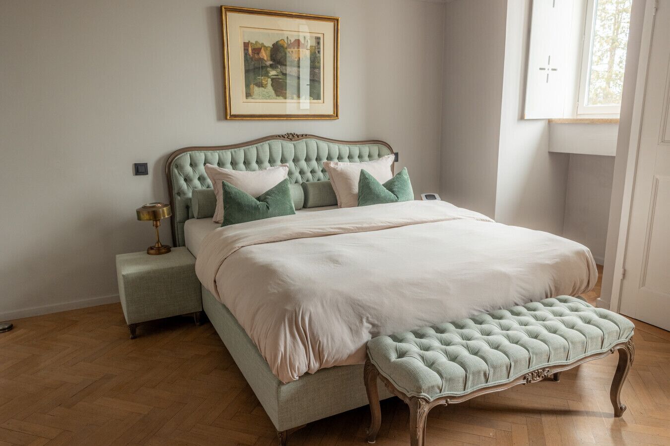 Kingsize bedroom with private bathroom