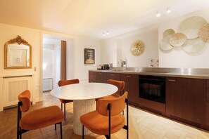 Dining - A Gorgeous 2-BR/2BA with Services in Louvre (Paris)