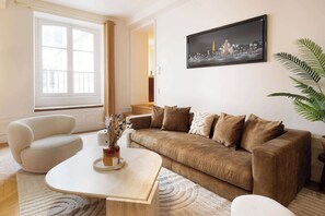 TV, offices - A Gorgeous 2-BR/2BA with Services in Louvre (Paris)