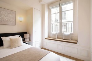 Iron/ironing board, travel cot, WiFi, bed sheets - A Gorgeous 2-BR/2BA with Services in Louvre (Paris)