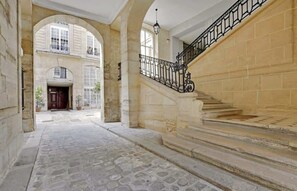 Interior - A Gorgeous 2-BR/2BA with Services in Louvre (Paris)