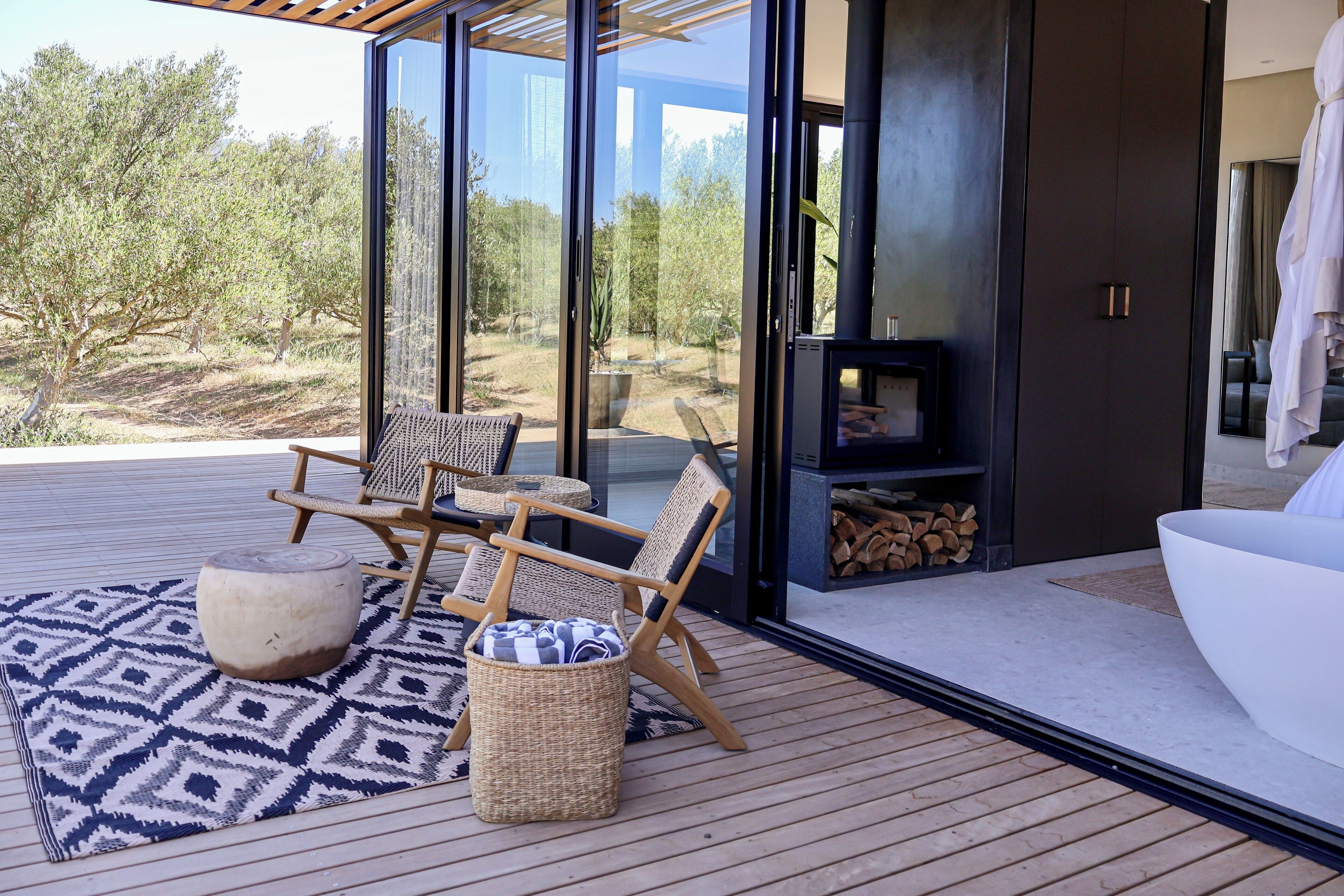 Habitación doble superior, vista a la montaña | Minibar y caja de seguridad en la habitación 