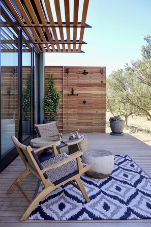 خزنة داخل الغرفة ومساحة عمل للكمبيوتر المحمول وستائر تعتيم