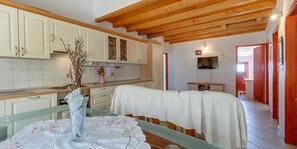 Fridge, oven, stovetop, cookware/dishes/utensils - Ćunski / Biserka B4  B (Ćunski)