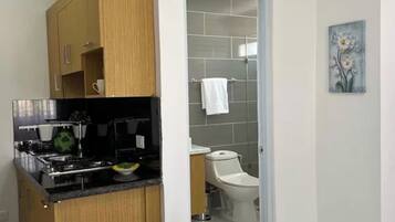 Haartrockner, Handtücher, Seife, Toilettenpapier